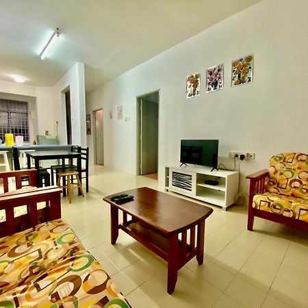 Batu Ferringhi Bayu Emas Apartment Екстериор снимка