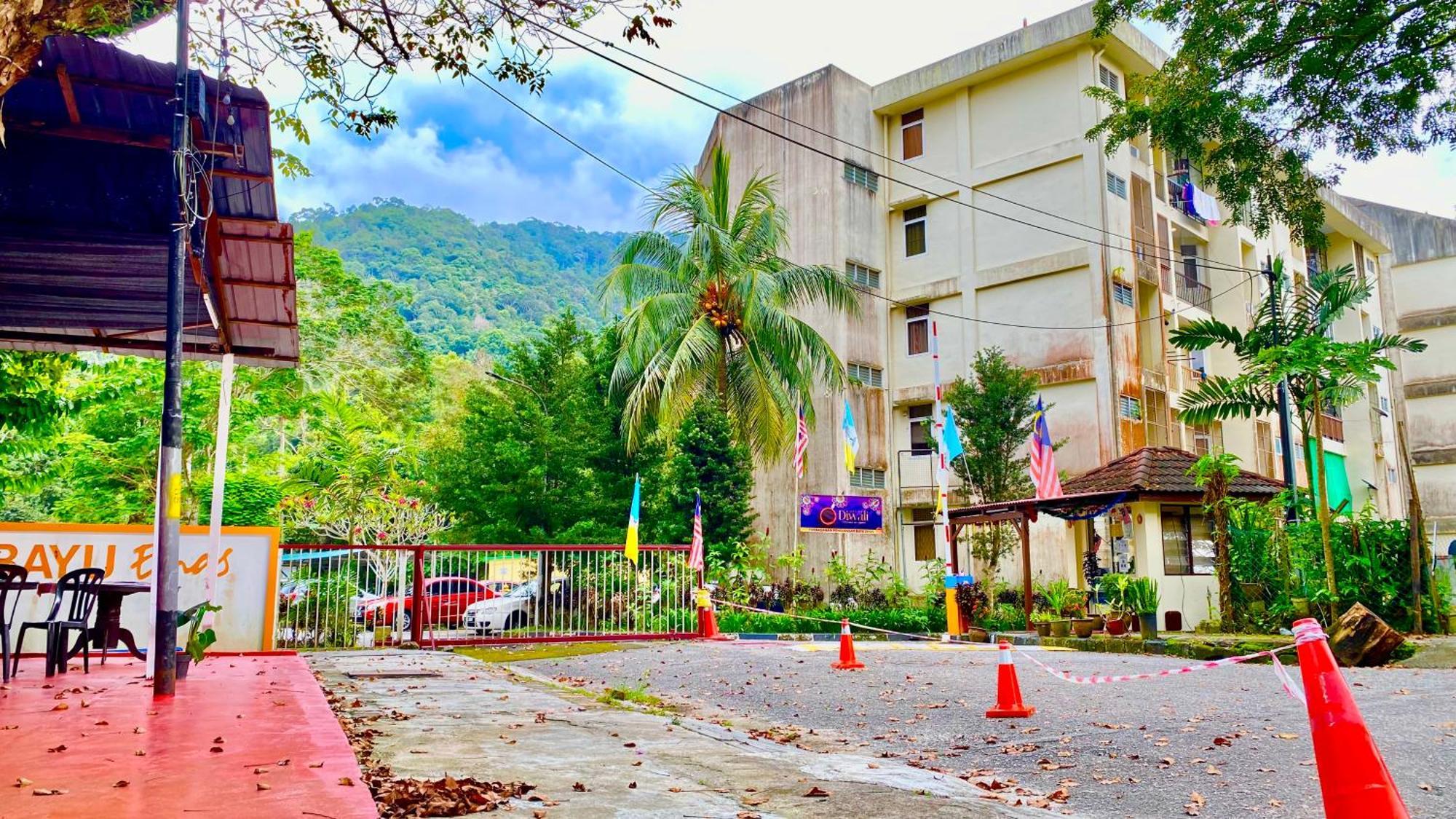 Batu Ferringhi Bayu Emas Apartment Екстериор снимка